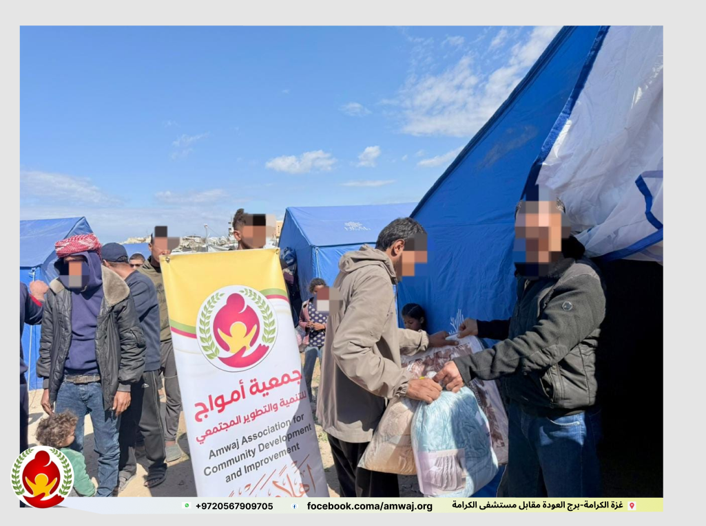 توزيع حرامات على العائلات المتضررة في مخيم السلام